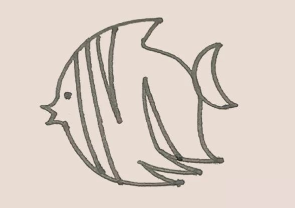 接著再畫上兩個(gè)細(xì)長三角形的條紋作為裝飾。.png